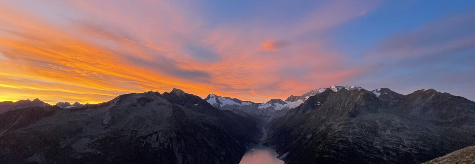 Sonnenaufgang über den Bergen