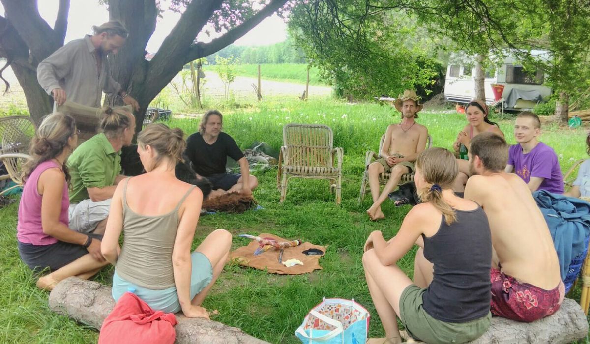 Menschen sitzen im Kreis