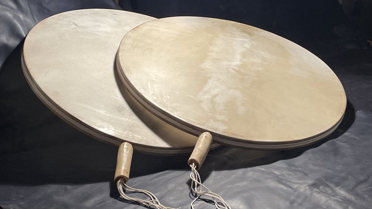 Zwei handgebaute Rahmentrommeln
